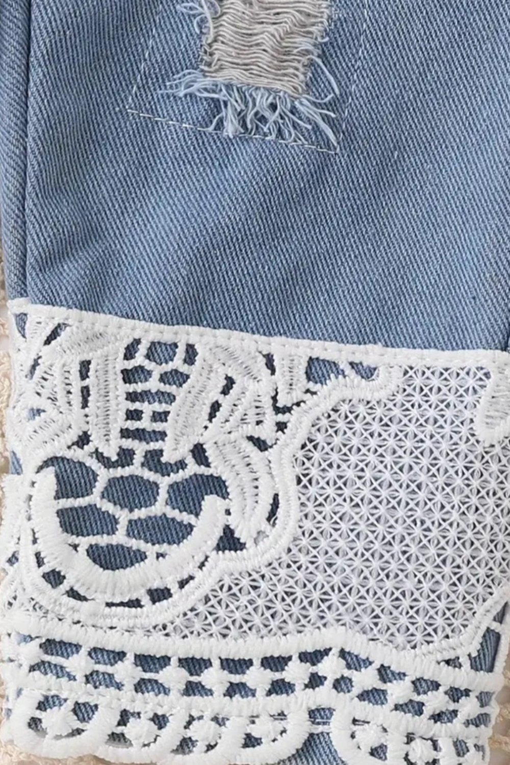 jeans met wit kanten romper met lange mouwen en jeans met kant (te combineren met de broderie schoentjes)