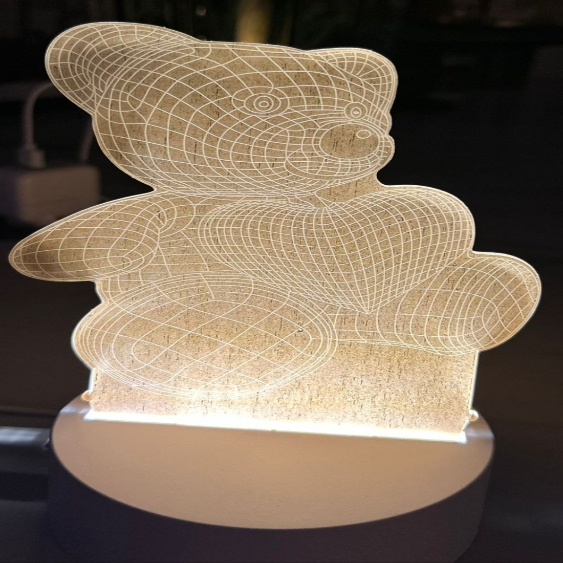 Met USB aansluiting. 3 standen licht: normaal, koud of warm licht. Klein led lampje met beer om op een kast te plaatsen. 

 

 