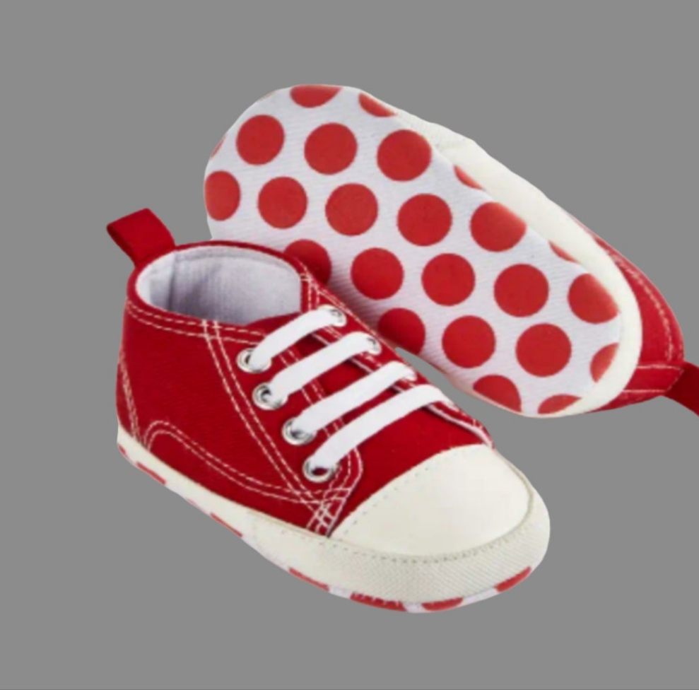 Romper rood met lange mouw en pantalon met lieveheersbeestjes en rode strik (te combineren met de rode gyympjes)