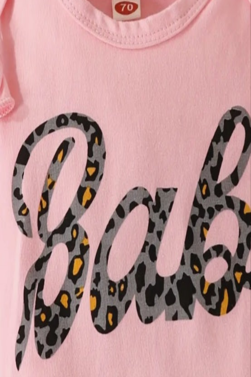 Roze body met tekst BABE en pantalon met wijde pijpen ( leuk te combineren met de gouden gympen)