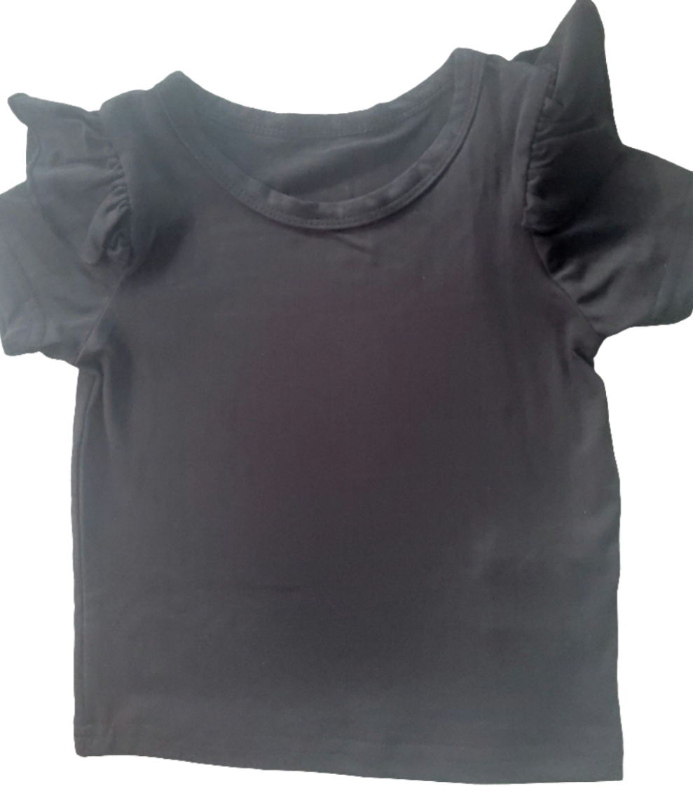 shirt zwart met ruches voor  meisje(leuk te combineren met de shorts)