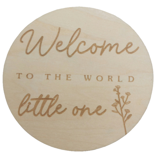 Leuke cirkel voor babyfotoshoot:  Houten cirkel met de tekst: "Welcome to the World Little One ".