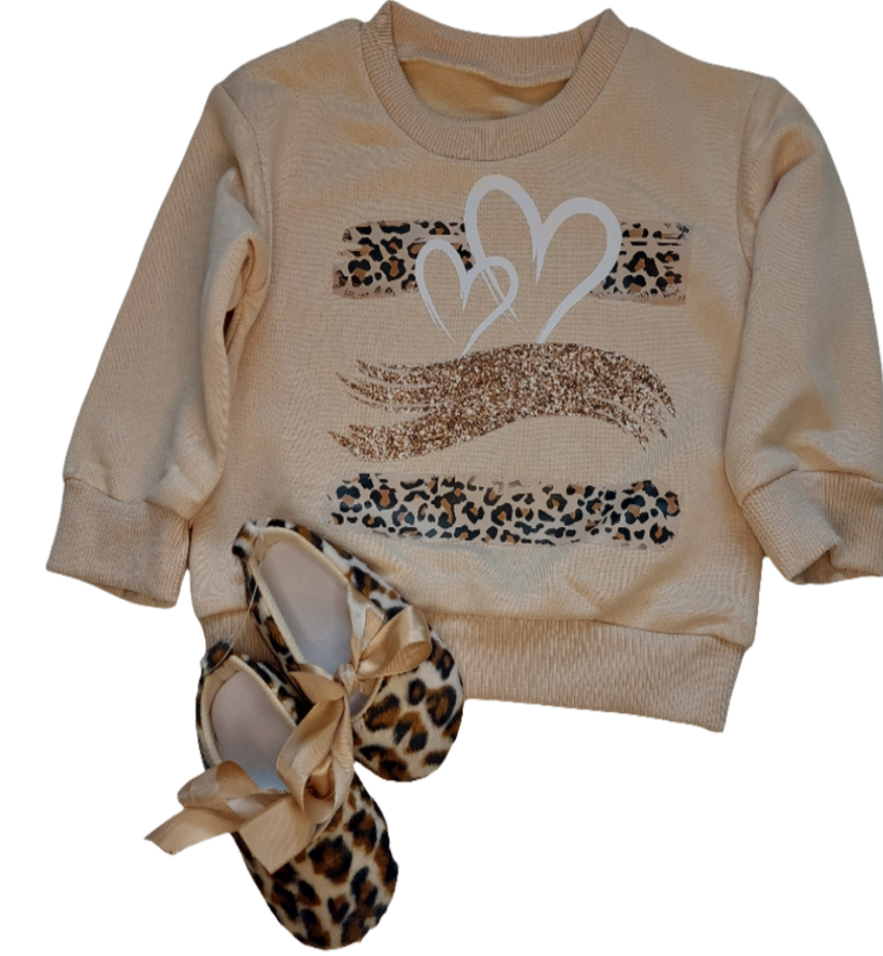 sweater beige met 2 witte hartjes
