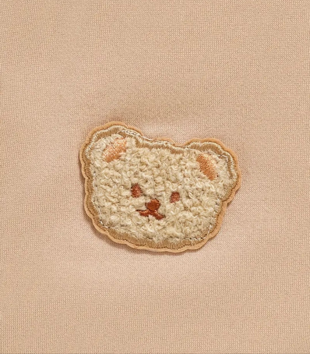 Vest en joggingbroek in beige met witte sweater met beertje