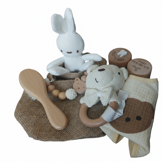 Dit pakket is speciaal voor ouders die graag natuurlijke duurzame materialen wensen voor hun baby. Het pakket bestaat uit hout, ongebleekt katoen en wol. Omdat dit een duurzaam pakket is zitten de items ook in een juten herbruikbaar tasje. Welke items zitten er in dit pakket: Een gebreid speeltje, een houten speenkoord, 1 doosje voor de tandjes, een doosje voor het eerste plukje haar,  een borstel of kam, een houten /katoenen rammelaar en een katoenen slabber. 