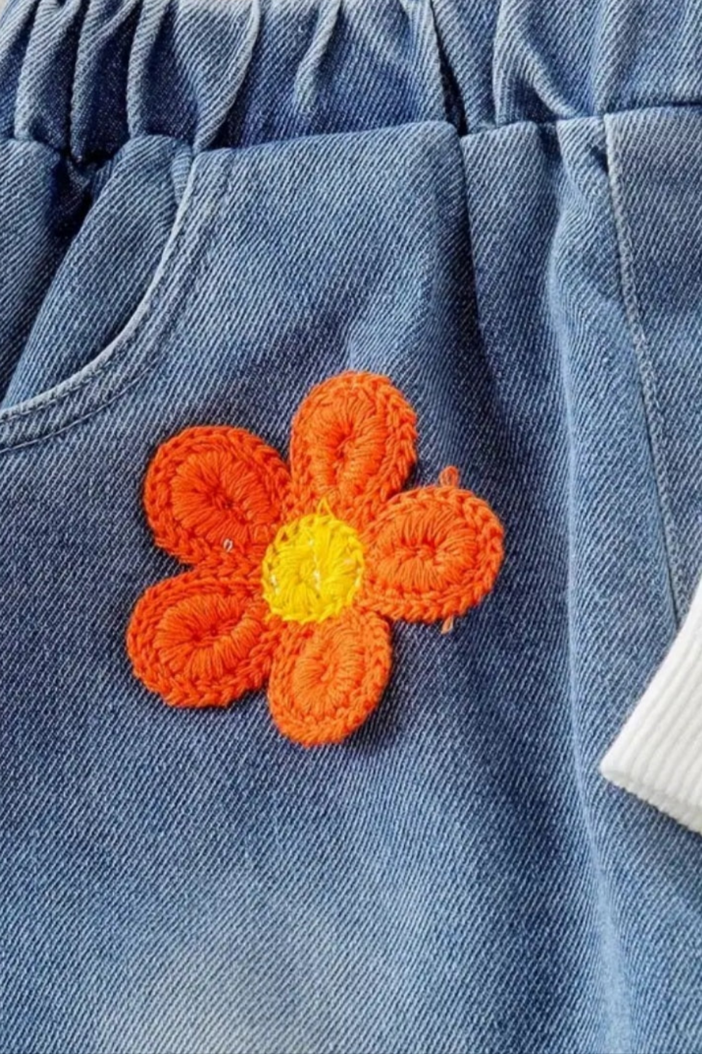Set: Jeans met bloemen en witte sweater met bloem. eventueel te combineren met de gympen met bloem
