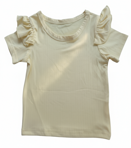 Shirt geel met ruches op de schouders (leuk te combineren met de shorts )