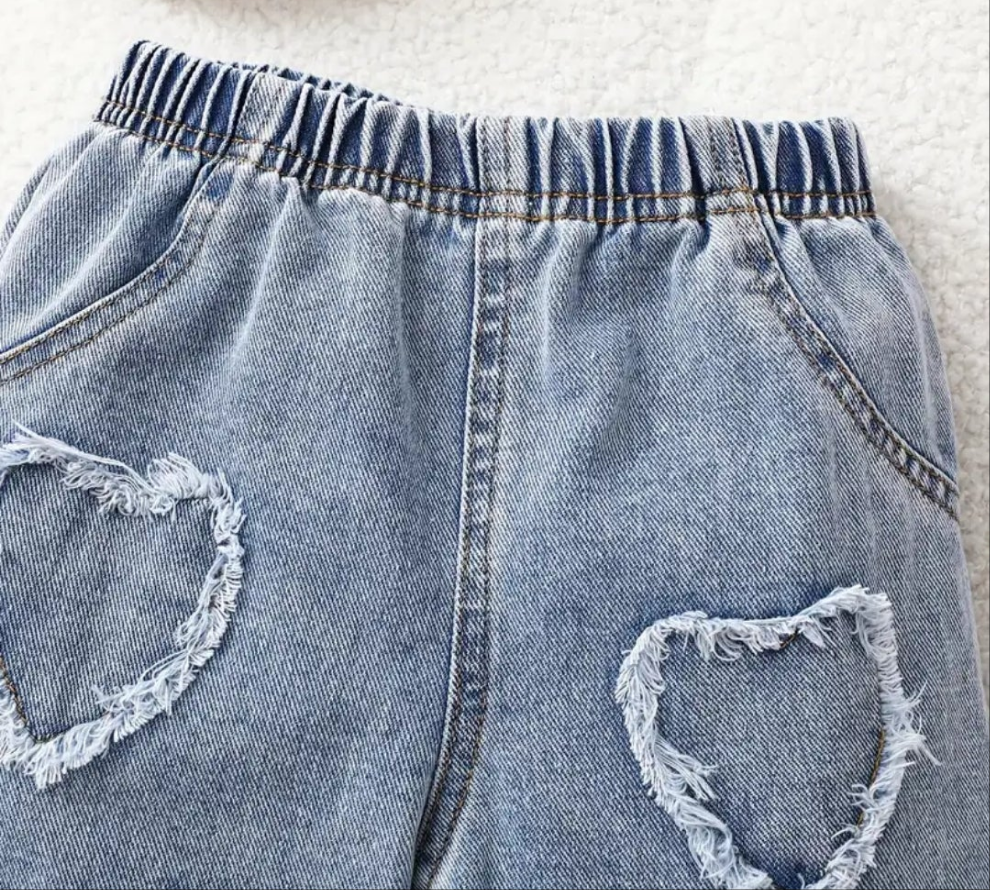 spijkerbroek bleached met hartjes. Met elastische band en is wijdvallend model.