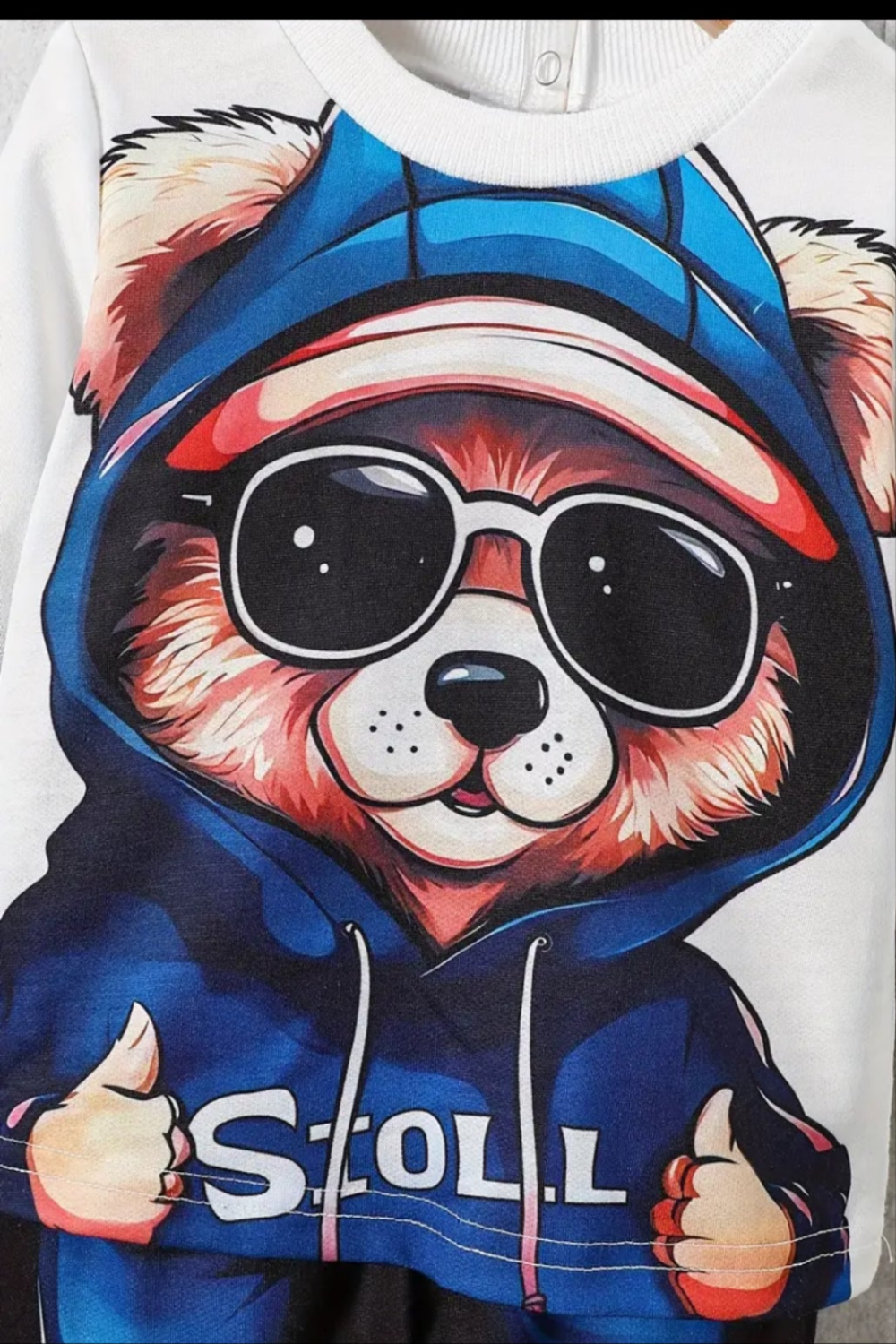 Joggingpak met stoere beer. Witte sweater en zwarte broek.