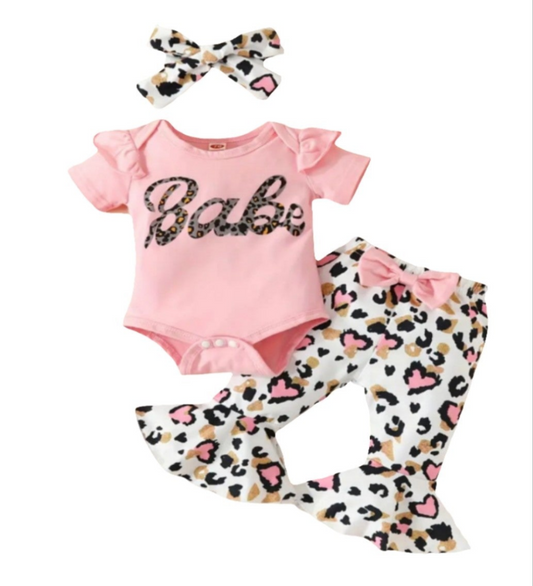 Roze body met tekst BABE en pantalon met wijde pijpen ( leuk te combineren met de gouden gympen)