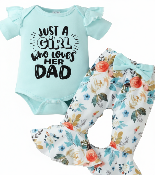 Body turkoois "JUST A GIRL WHO LOVES HER DAD"  en broek met bloemen met wijde pijpen 