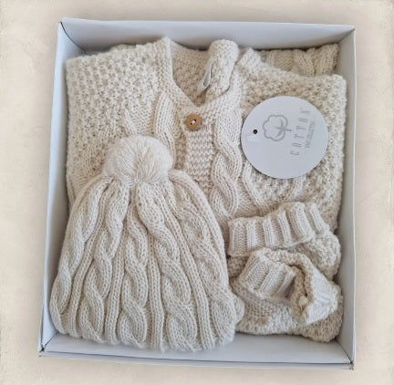 Set van Cotton Socks. Deze set is zorgvuldig ontworpen om de groei van de kleintjes te volgen, zodat ze de wereld met vrijheid en vreugde kunnen verkennen. We weten dat het leven met een baby vol uitdagingen kan zijn, daarom hebben we praktische en onderhoudsvriendelijke kleding gecreëerd. Alle stukken zijn wasbaar en klaar om snel opnieuw te worden gebruikt, zonder in te boeten aan kwaliteit. Cotton Socks is de perfecte combinatie van zorg, comfort en duurzaamheid voor de dagelijkse behoeften van je baby. 