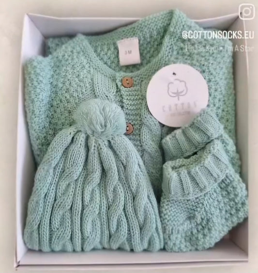 Set van Cotton Socks. Deze set is zorgvuldig ontworpen om de groei van de kleintjes te volgen, zodat ze de wereld met vrijheid en vreugde kunnen verkennen. We weten dat het leven met een baby vol uitdagingen kan zijn, daarom hebben we praktische en onderhoudsvriendelijke kleding gecreëerd. Alle stukken zijn wasbaar en klaar om snel opnieuw te worden gebruikt, zonder in te boeten aan kwaliteit. Cotton Socks is de perfecte combinatie van zorg, comfort en duurzaamheid voor de dagelijkse behoeften van je baby. 