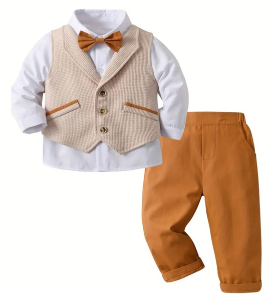 Kerstpak voor jongens: Wit overhemd ,gilet beige met oker. Okerkleurige strik en pantalon.