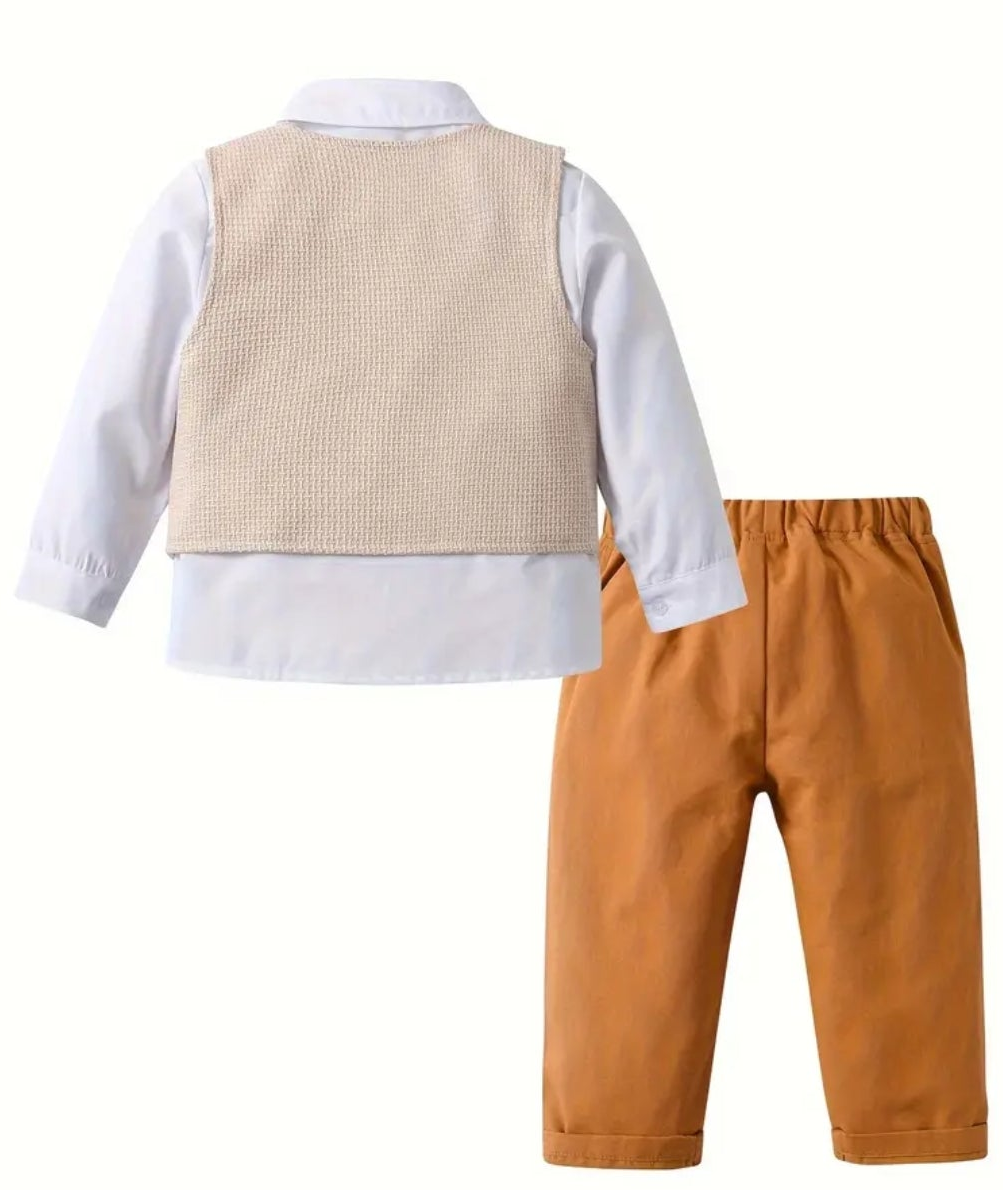 Kerstpak voor jongens: Wit overhemd ,gilet beige met oker. Okerkleurige strik en pantalon.