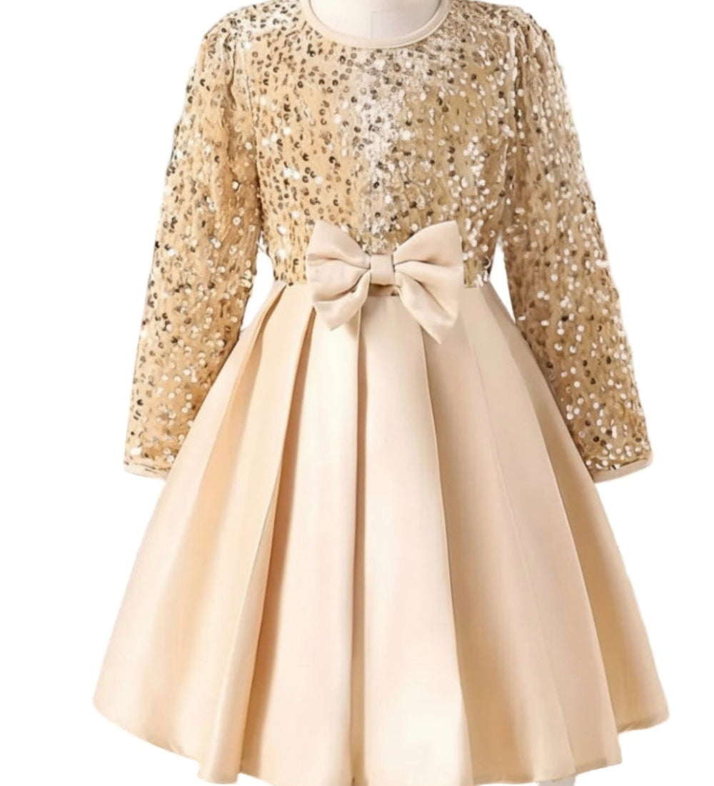 Avondjurk met pailletten bovenzijde en en wijde rok van satijnen stof.  Met een grote strik aan de voorzijde. In crème en rood leverbaar.