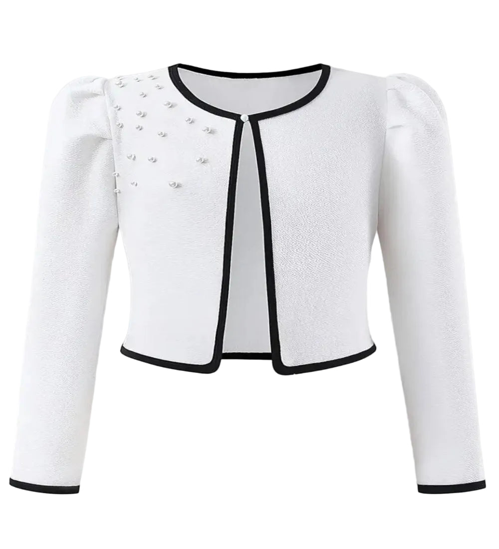 Mooi kort jasje voor over een avondjurkje. Wit met zwarte bies en pareltjes