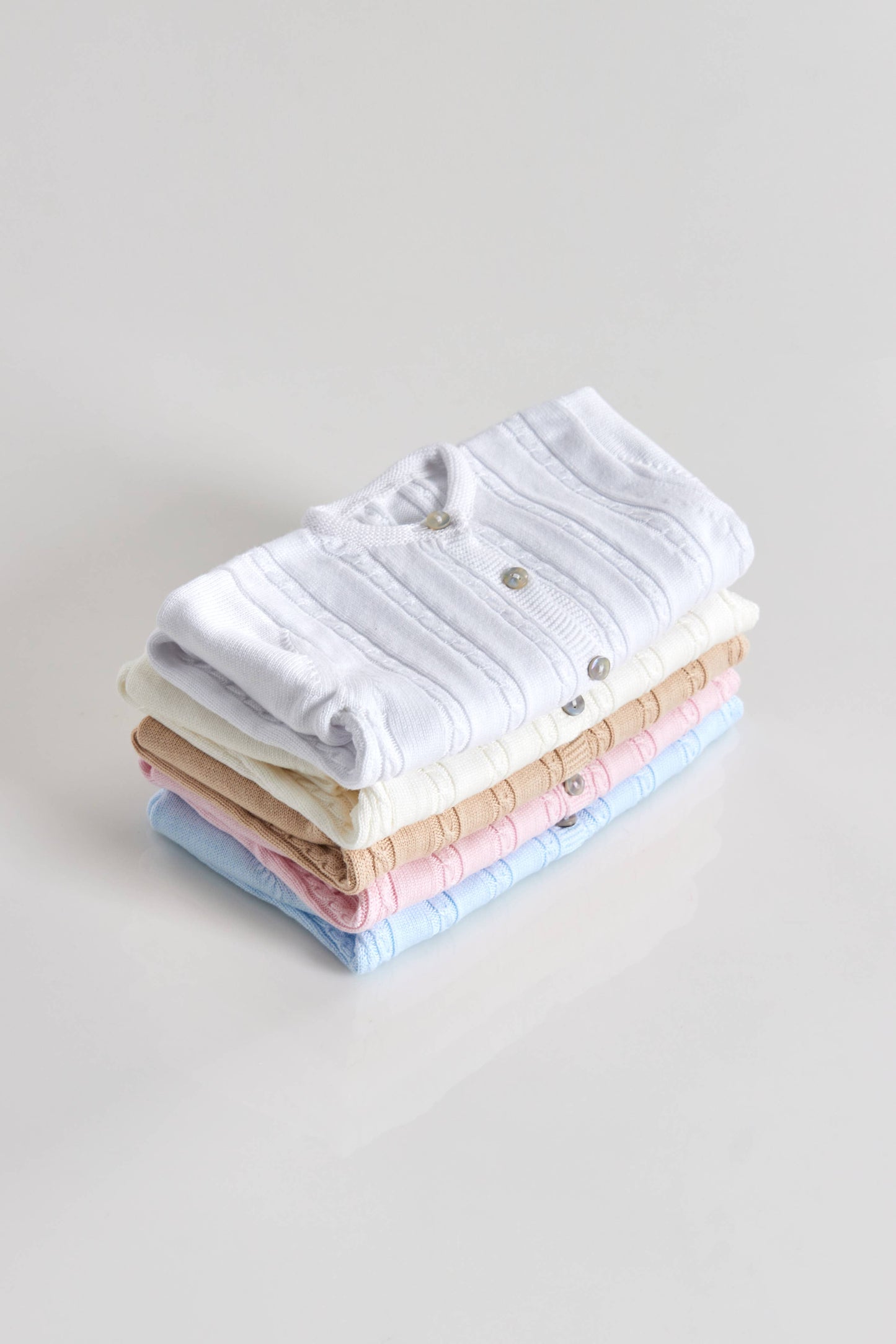 Vierdelige set van biologische katoen in wit :deken,boxpak , schoentjes en een mutsje.