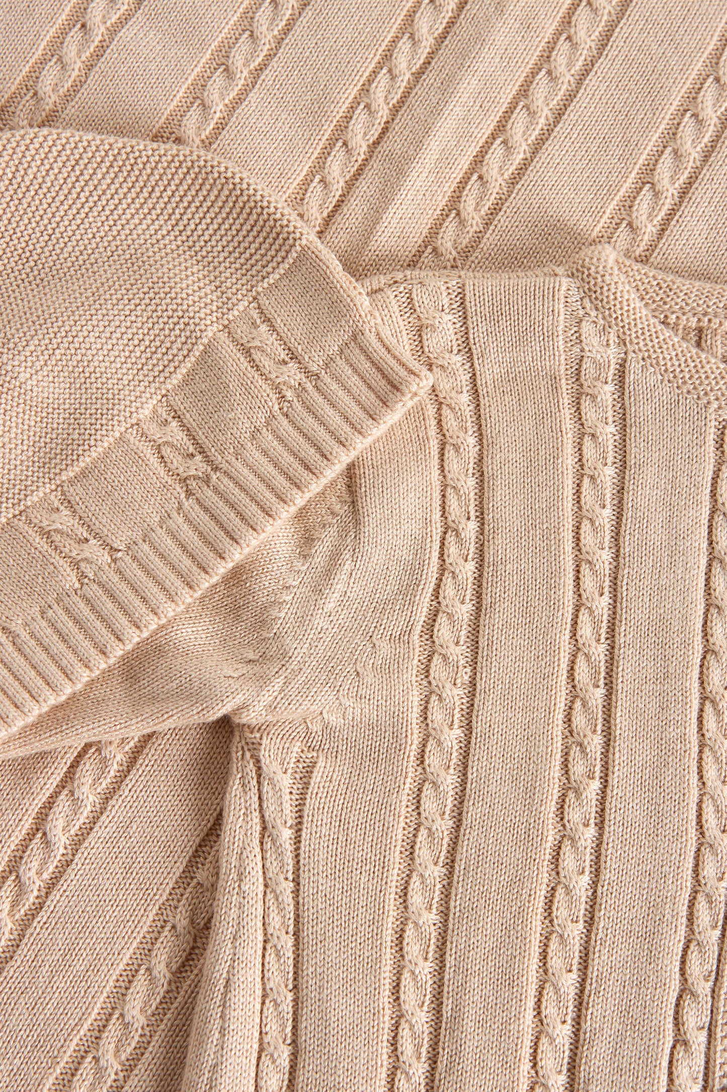 Vierdelige set van biologische katoen in wit :deken,boxpak , schoentjes en een mutsje.