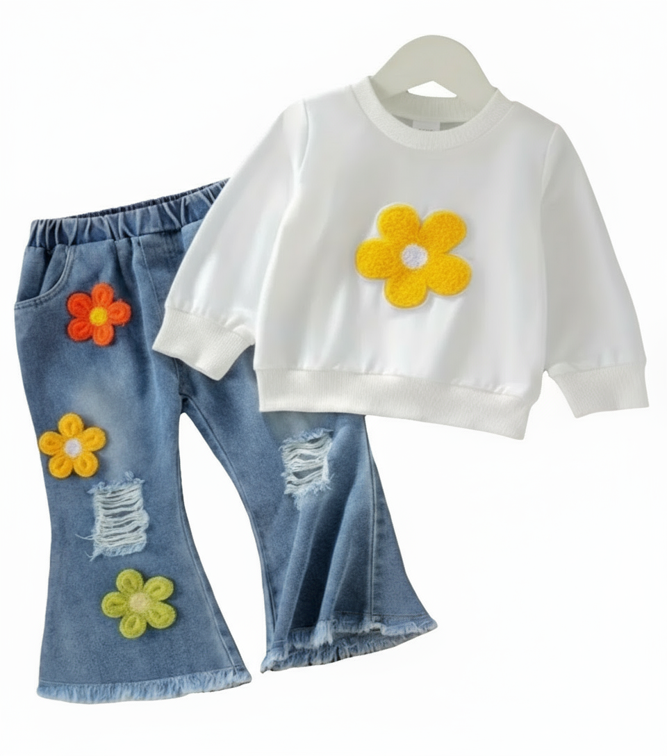 Jeans met bloemen en witte sweater met bloem.