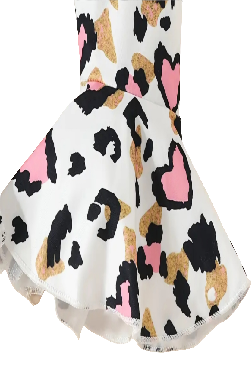 Roze body met tekst BABE en pantalon met wijde pijpen ( leuk te combineren met de gouden gympen)