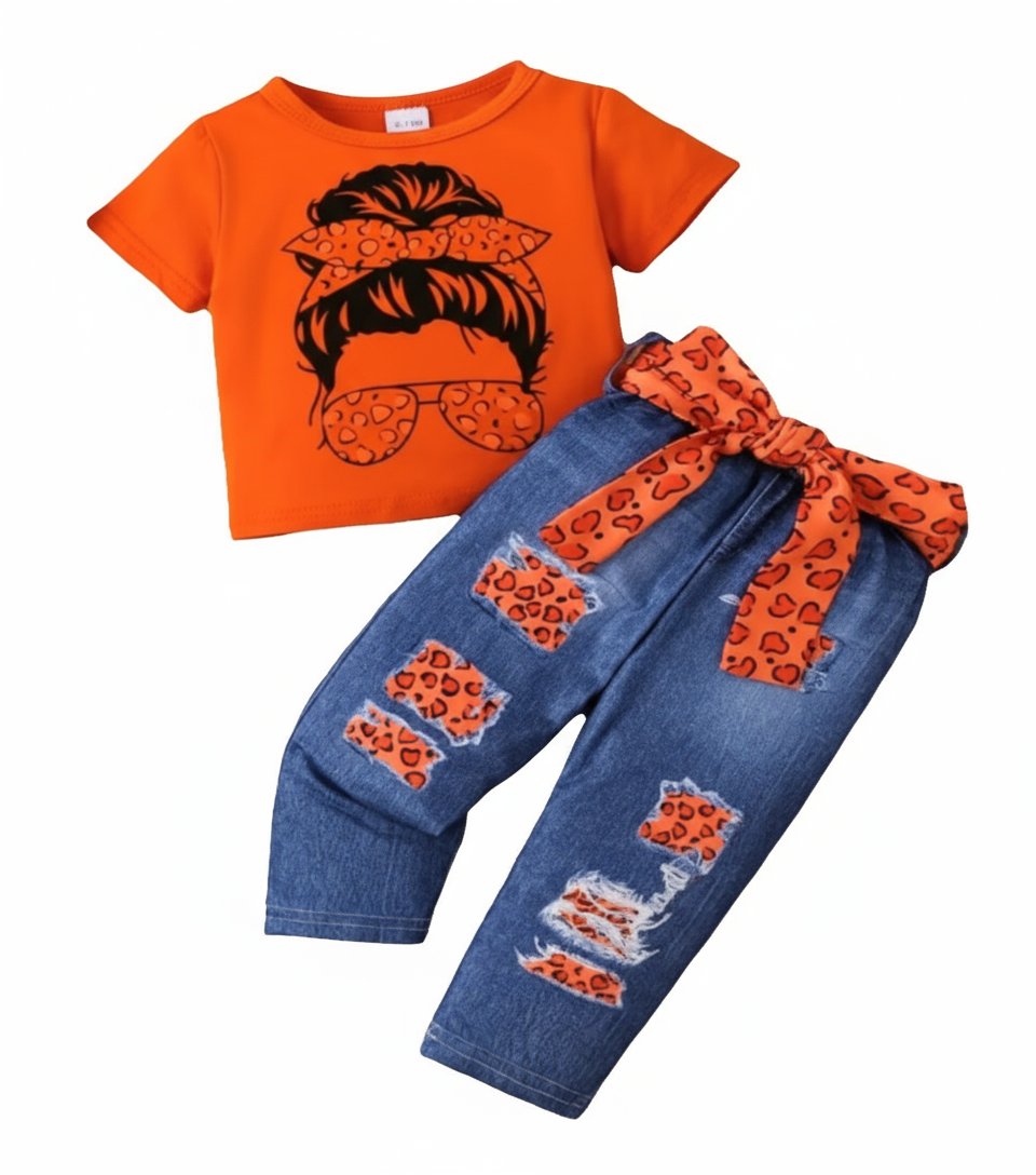 Set: T-shirt oranje met print en denimlook broek. Te combineren met de oranje  instappers