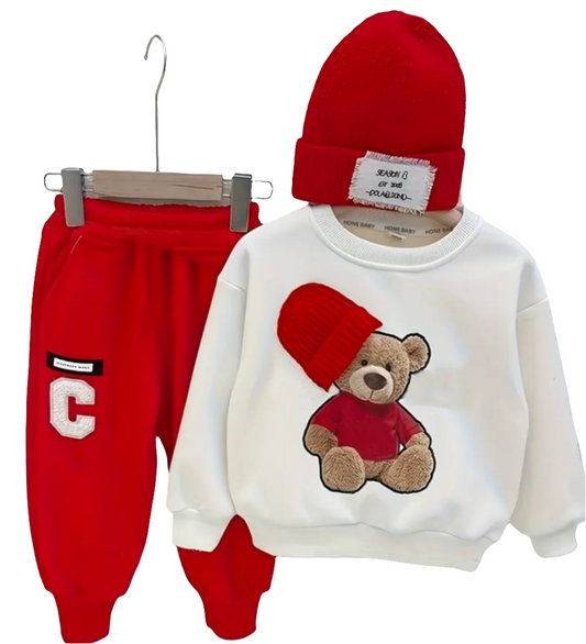 Joggingpak witte sweater met 3d beer en rode joggingbroek en muts