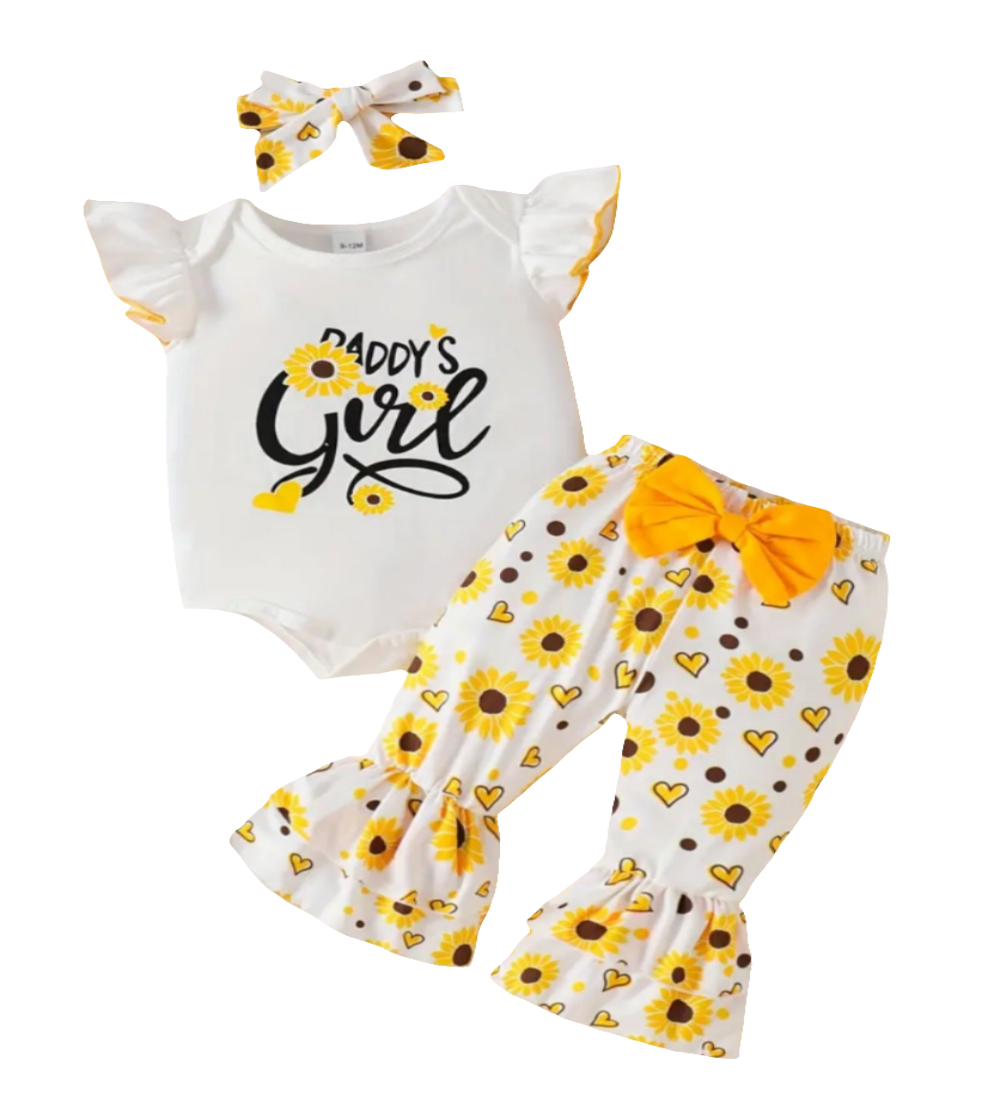 body wit met tekst Daddy's girl en broek wit met zonnebloem met wijde pijpen ( leuk te combineren met de witte gympen met bloemetje)