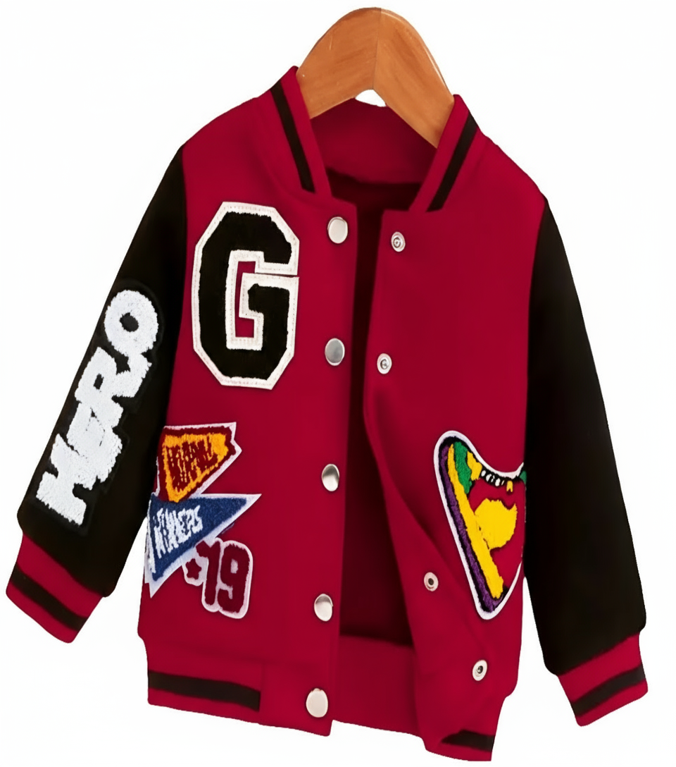 baseballjack rood met zwarte mouwen en embleems 