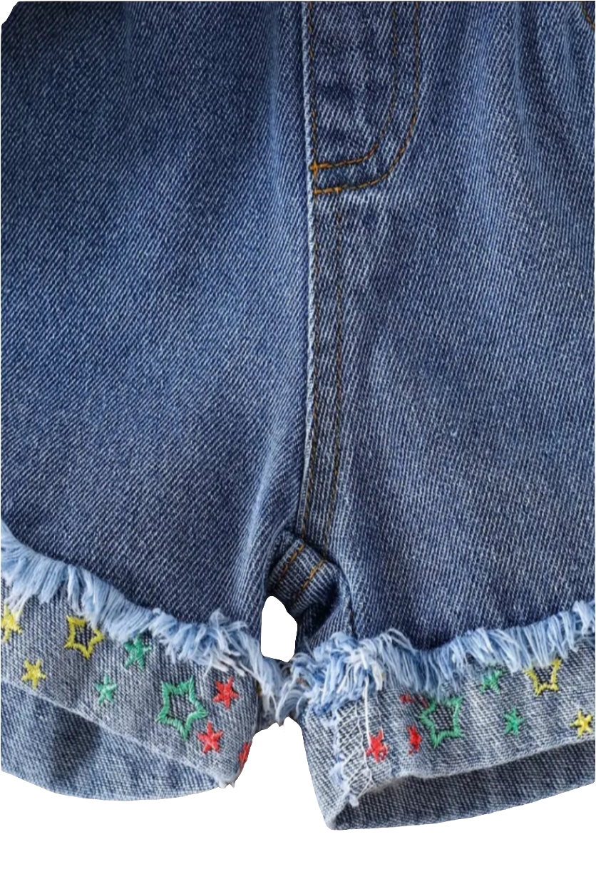 Wit laagjes topje en  denim short met geborduurde sterren