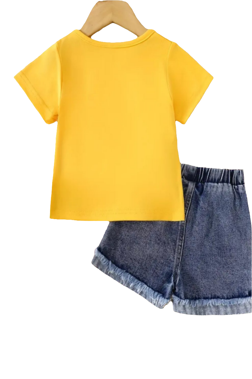 Set: Shirt geel met hartjes en jeansshort met bloem. Leuk te combineren met de gele gympjes.