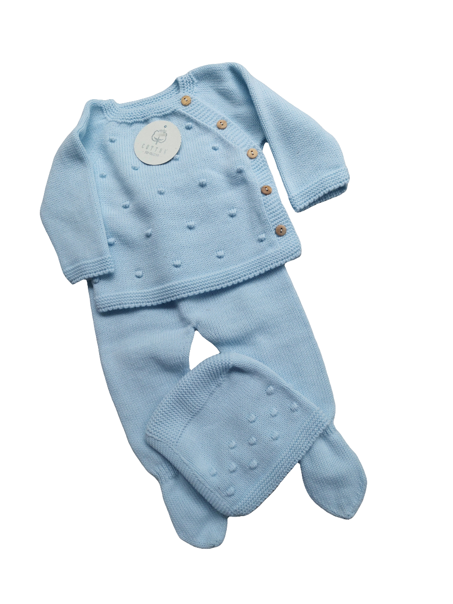 Driedelige set van biologisch katoen uit Portugal. Bestaand uit Truitje met mutsje en een broek met voetjes. In diverse kleuren en maten leverbaar.