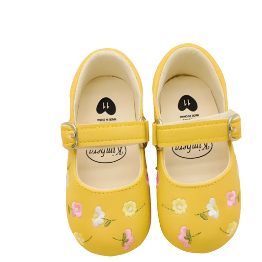schoentjes geel met geborduurde bloemetjes