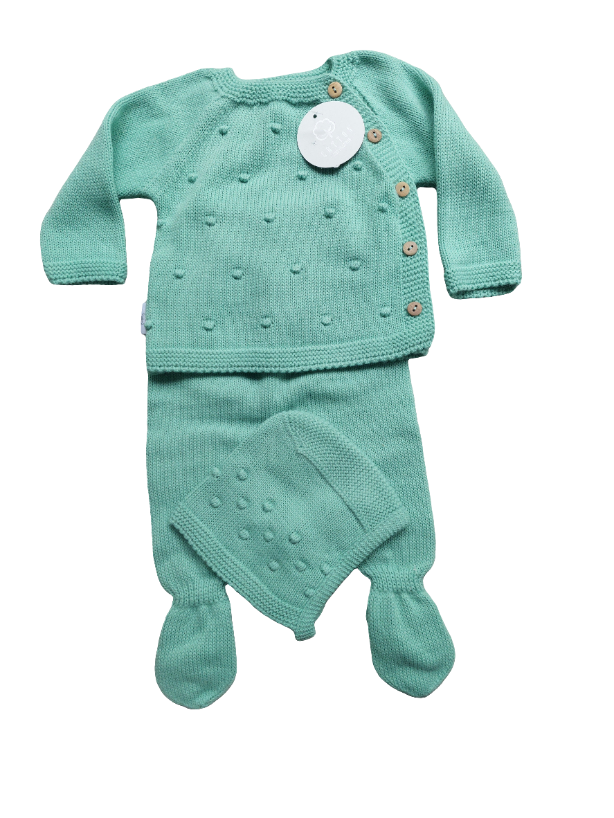 Driedelige set van biologisch katoen uit Portugal. Bestaand uit Truitje met mutsje en een broek met voetjes. In diverse kleuren en maten leverbaar.