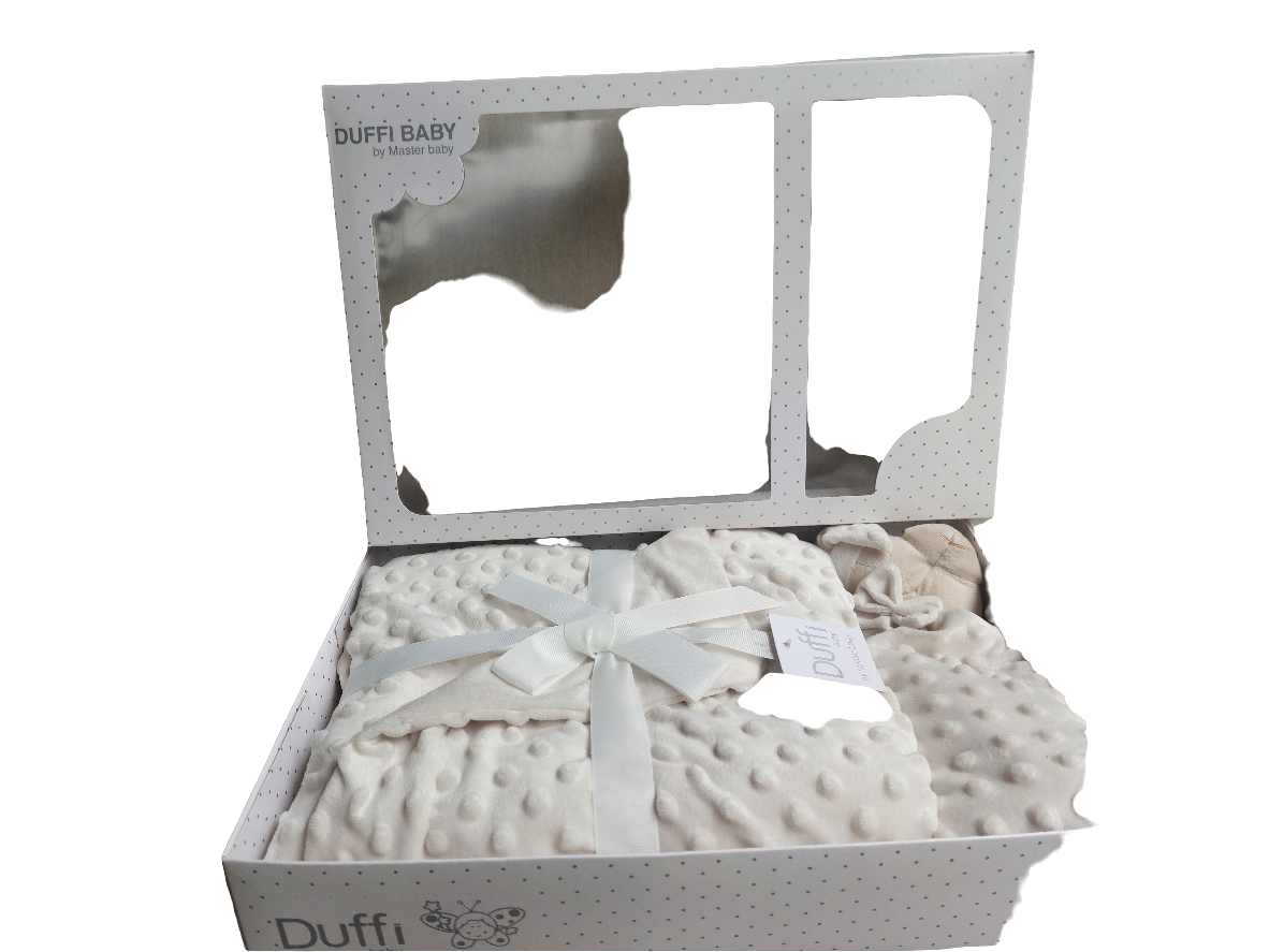 DOU DOU BEER + LUXE DUBBELZIJDIGE DEKEN 80X110 CM:  Parel We hebben aan elk detail gedacht om een comfortabele en veilige pasvorm te garanderen. De stukken zijn ontworpen om mee te groeien met uw baby, waardoor bewegingsvrijheid wordt geboden om de wereld te verkennen. We weten hoe druk het leven met een baby kan zijn. Daarom is onze set gemakkelijk te onderhouden. Gemakkelijk te wassen en snel weer klaar voor gebruik. Ontdek de perfecte combinatie van zorg en kwaliteit voor uw baby!