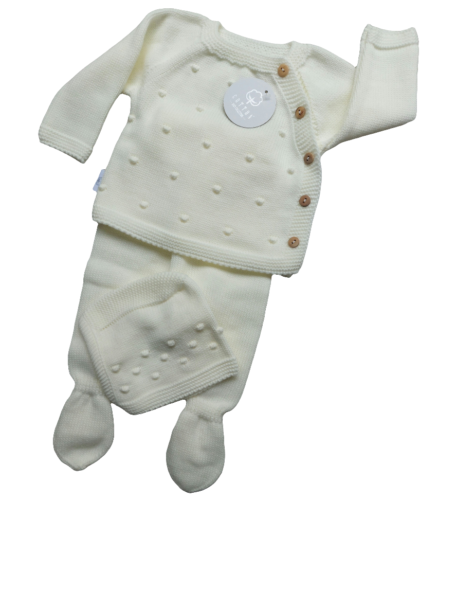 Driedelige set van biologisch katoen uit Portugal. Bestaand uit Truitje met mutsje en een broek met voetjes. In diverse kleuren en maten leverbaar.