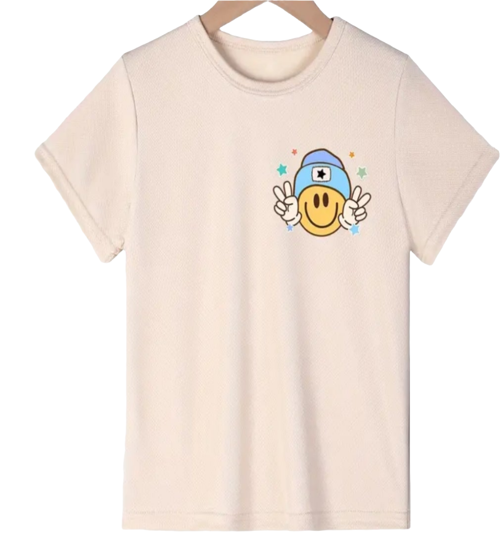 shirt MAMA'S BOY beige met aan voorzijde een klein logo en aan achterzijde een grote print 