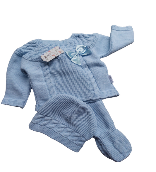 Driedelige uit Portugal: Truitje, muts en een broek met voetjes in lichtblauw.Fairtrade geproduceerd. Zit in  geschenkverpakking