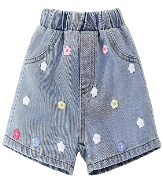 Denim short met bloemetjes. Leuk te combineren met de witte gympjes.