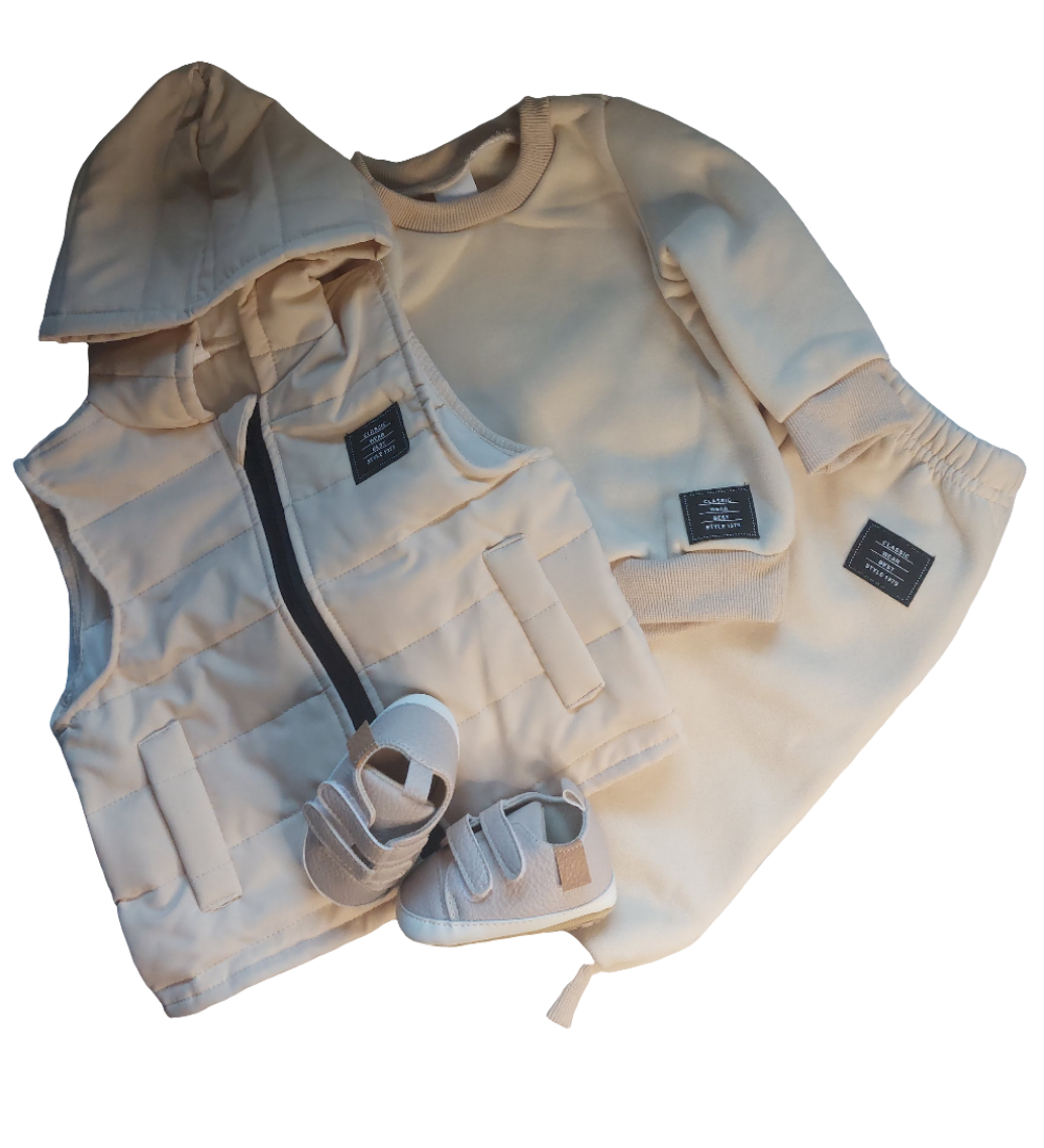 Bodywarmer,  sweater en joggingbroek beige. Eventueel te combineren met de beige instappers.