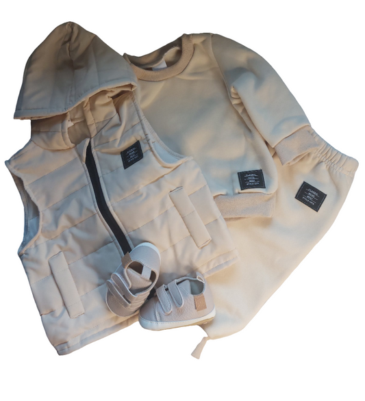 Bodywarmer,  sweater en joggingbroek beige. Eventueel te combineren met de beige instappers.