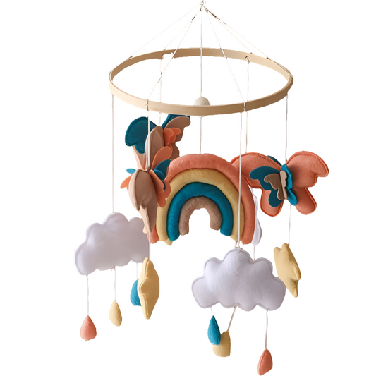 Kleurrijke vrolijke houten mobiel met regenboog, wolkjes en vlinders en gekleurde regendruppels van vilt. Om boven ledikant of box te hangen.