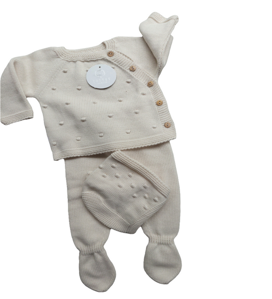 Driedelige set van biologisch katoen uit Portugal. Bestaand uit Truitje met mutsje en een broek met voetjes. In diverse kleuren en maten leverbaar.