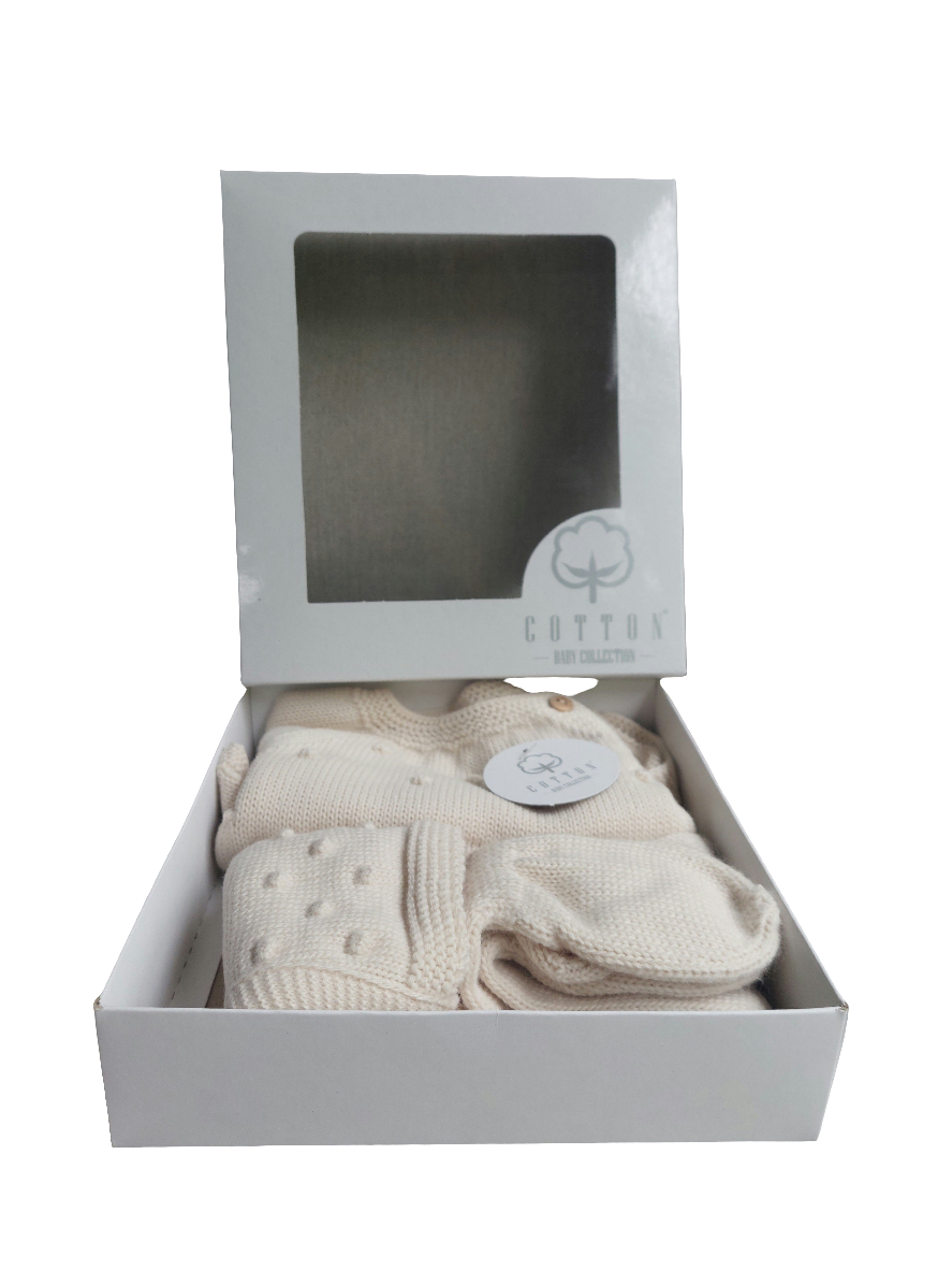 Driedelige set van biologisch katoen uit Portugal. Bestaand uit Truitje met mutsje en een broek met voetjes. In diverse kleuren en maten leverbaar.