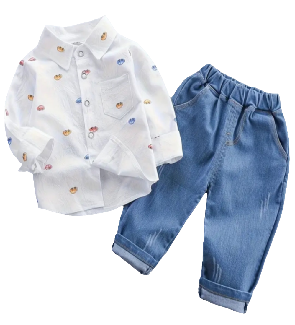 wit overhemd met auto's  en wijde jeans met elastische tailleband 