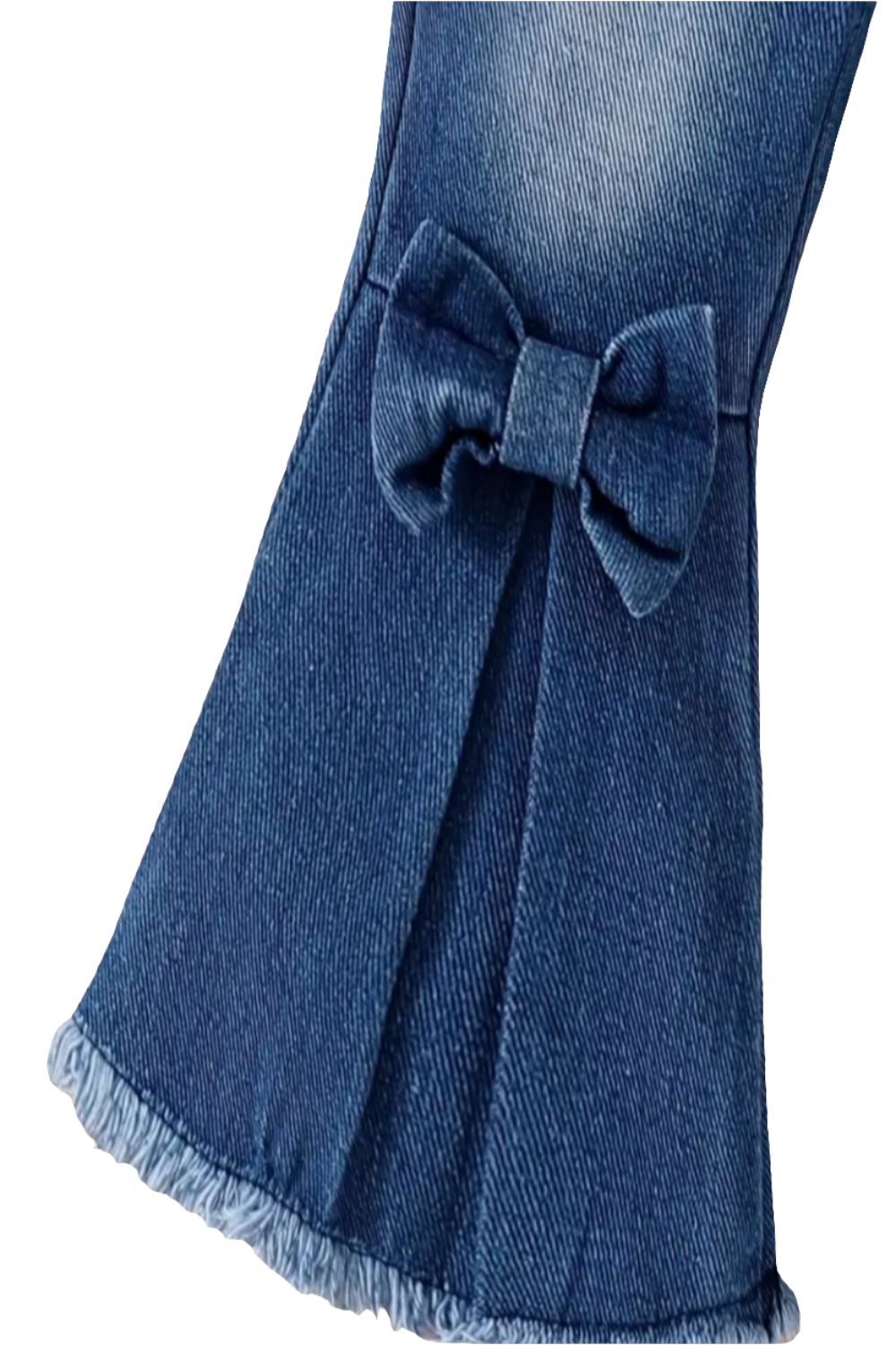 witte trui met blauwe sterren met mooi bewerkte mouwen  en jeans met strikjes en wijde pijpen