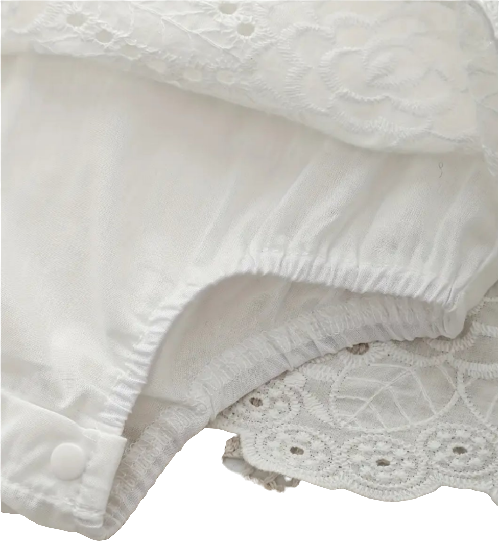 Broderie/kanten jurkje met romper ( Leuk met de broderie ballerina's)