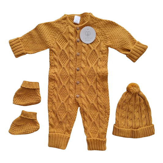 Set van Cotton Socks. Deze set is zorgvuldig ontworpen om de groei van de kleintjes te volgen, zodat ze de wereld met vrijheid en vreugde kunnen verkennen. We weten dat het leven met een baby vol uitdagingen kan zijn, daarom hebben we praktische en onderhoudsvriendelijke kleding gecreëerd. Alle stukken zijn wasbaar en klaar om snel opnieuw te worden gebruikt, zonder in te boeten aan kwaliteit. Cotton Socks is de perfecte combinatie van zorg, comfort en duurzaamheid voor de dagelijkse behoeften van je baby. 