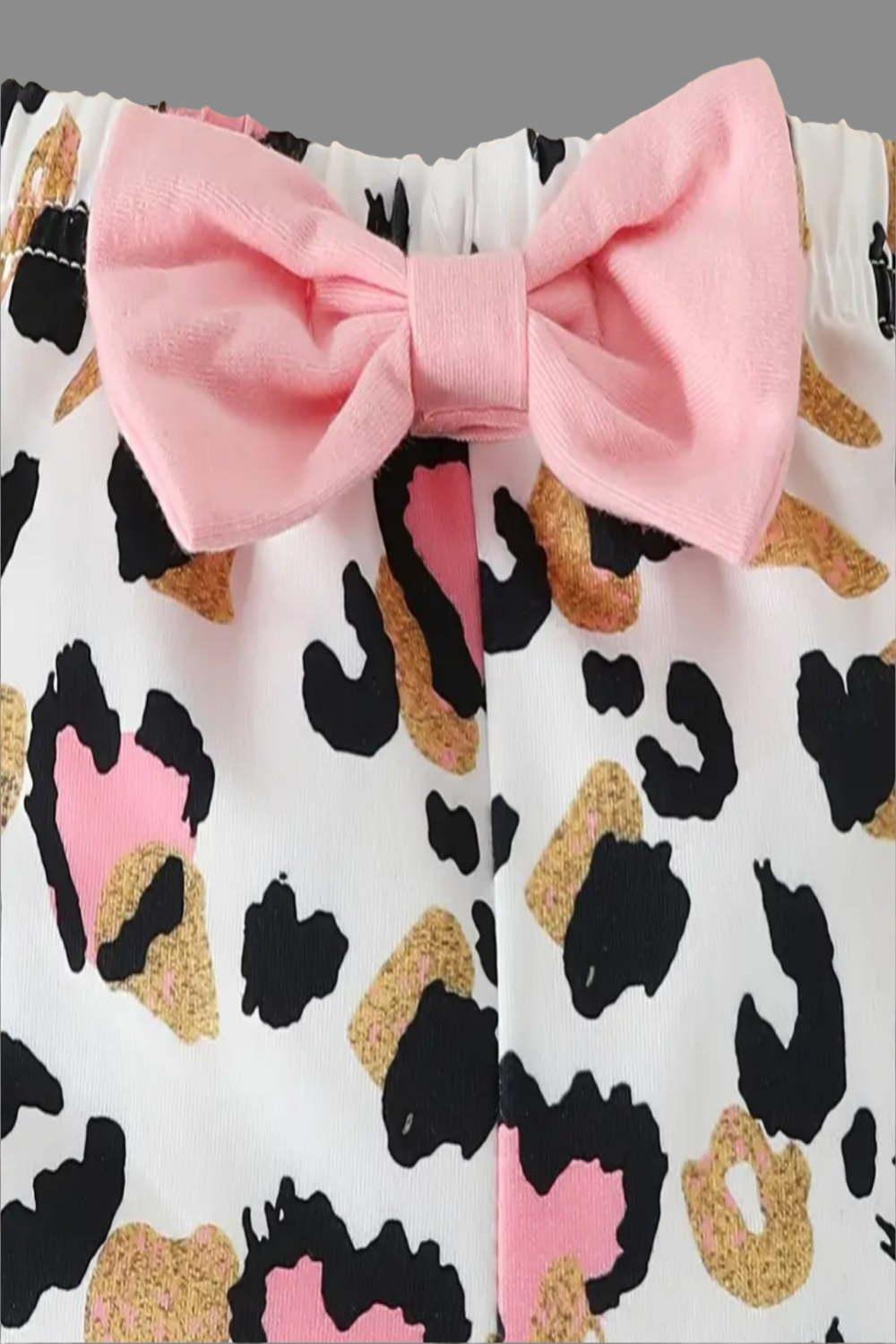 Roze body met tekst BABE en pantalon met wijde pijpen ( leuk te combineren met de gouden gympen)