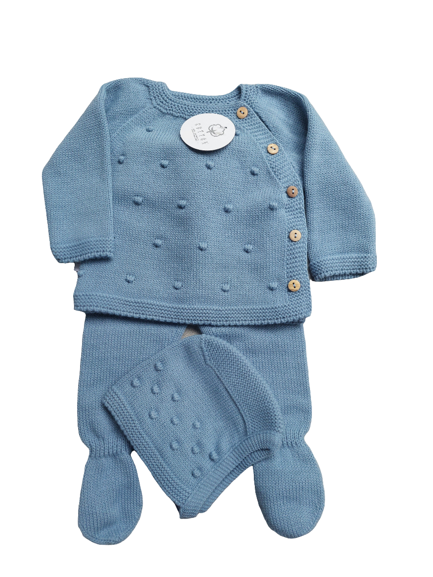 Driedelige set van biologisch katoen uit Portugal. Bestaand uit Truitje met mutsje en een broek met voetjes. In diverse kleuren en maten leverbaar.